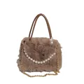 Braune Pelz-Handtasche mit Perlenkette und goldener Kette für den Winter 2024 - Braun