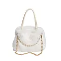 Weiße Fuchspelz Handtasche mit Perlenkette und goldener Schulterkette für den Winter - Weiß