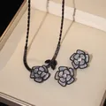 Parure de bijoux camélia noir élégante avec zircons incluant collier et boucles d'oreilles - Black And White Camellia Style (PJ--2)