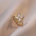 Detailaufnahme des goldenen Blumenrings mit klaren Zirkonia-Steinen im Marquiseschliff - Ring / Gold