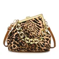 Borsa a mano retrò leopardata con cornice in metallo dorato e tracolla a catena - Marrone