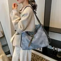 Vintage-Denim-Shopper mit Lederriemen am Model präsentiert für den Alltag - 34*13*30 / Blau