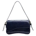 Dunkelblaue Schultertasche aus Kunstleder mit glänzender Krokostruktur und geschwungenem Boden - Blau