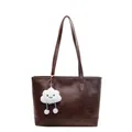 Bolso tote grande café oscuro con costuras en contraste y colgante de nube suave - café