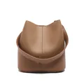 Bolso cubo de cuero marrón con grano de lichi y diseño minimalista de costuras verticales - Marrón