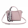 Sac seau rose à motif crocodile avec foulard décoratif et bandoulière en argent - Rose
