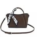 Sac seau marron foncé avec coutures blanches et foulard décoratif à motifs de cœurs - Marron