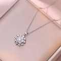 Collana con ciondolo fiore in zirconia rotante argentata su sfondo di seta rosa - Collana con Fiori Rotanti(X3192)