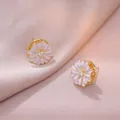 Elegante gouden madeliefje oorbellen met roze emaille en sprankelende zirkonia steen - Roterende Madeliefje Oorknopjes (E0878)