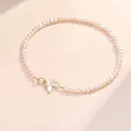 Detalle del collar de perlas con colgante de mariposa de nácar y cierre OT dorado - Collar de Perla de Agua Dulce de Perla Completa