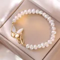 Bracelet en perles d'eau douce avec pendentif papillon doré et fermoir à bascule OT - Bracelet en Perles Papillon (TS0266)