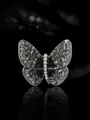 Macro-detail van de elegante kristallen vlinderbroche met grijze kristallen op zwart - Vlinder Stijl (XX0025)