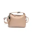 Bolso bandolera beige minimalista con grano de lichi, herrajes plateados y colgante de corazón - Con Colgante de Corazón / Rosa