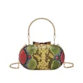 Pochette da sera motivo serpente con manico dorato e chiusura a fiocco su sfondo bianco - Colorato