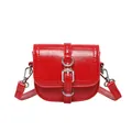 Bolso mini rojo brillante de charol con hebilla plateada y correa de hombro ajustable - Rojo