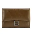 Portefeuille vintage en cuir marron poli pour femmes avec boucle métallique à logo B argenté - Café Jaune