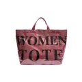 Detalle del bolso tote burdeos con acabado brillante y letras negras impresas - Rojo