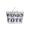 Primer plano del bolso tote plateado con textura arrugada y letras WOMEN TOTE - Plateado