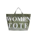 Detalle del bolso tote verde oliva que muestra la textura arrugada y el texto blanco - Verde