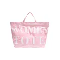 Dettaglio della borsa rosa con trama stropicciata sotto strato in PVC e scritte - Rosa
