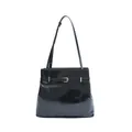 Bolso de hombro en charol negro con hebilla plateada y costuras verticales clásicas - Negro