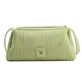 Borsa a cuscino verde menta minimalista con trama plissettata verticale e tracolla in pelle - Verde
