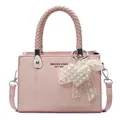 Bolso rosa con textura de serpiente, colgante de corazón de perlas y asa tejida - Sin Colgante / Rosa