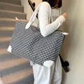 Μεγάλη τσάντα ταξιδιού με μοτίβο houndstooth και λευκές δερμάτινες λαβές από μοντέλο - Μαύρο