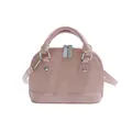 Hellrosa Muscheltasche mit strukturierter Web-Optik und silbernen Metallakzenten auf Weiß - Rosa