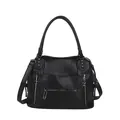 Klassische schwarze Handtasche aus Lederimitat mit Nieten und drei Reißverschlüssen - Schwarz