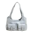 Schultertasche aus hellblauem Lackleder mit zwei Fronttaschen und silbernen Schnallen - Blau