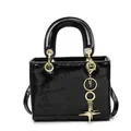 Elegante borsa a mano in vernice nera con ciondolo a stella dorata e logo impresso - Nero