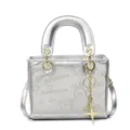 Borsa a mano chic in argento metallizzato con motivi a rilievo e ciondolo a stella - Argento