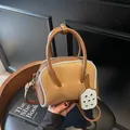 Retro camel bowling bag with light blue piping and paddle charm on a black seat - Khaki