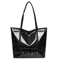 Glänzende schwarze Lackleder-Tragetasche mit weißem TOTE BAG-Aufdruck für den Alltag - Schwarz