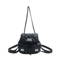 Schwarzer Mini-Rucksack mit Rautenmuster, silbernen Drehverschlüssen und Kettenriemen - Schwarz