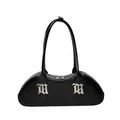 Glänzende schwarze Schultertasche aus Leder mit M-Metallanhängern und Doppelreißverschluss - Schwarz