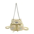 Gesteppter Mini-Rucksack in Hellbeige mit silbernen Kettenriemen und Drehverschluss - Gelb