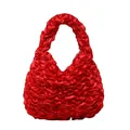 Lebhafte rote geraffte Cloud-Tasche mit Satin-Rüschen und passendem Griff - Rot