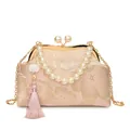 Roze jacquard avondtas met gouden bloemmotieven en een elegante parelketting - Roze