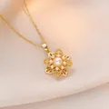 Elegante collana con ciondolo a fiore dorato con perla centrale e design in filigrana - Stile fiore rotante / Oro