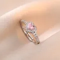 Vista macro del anillo de plata con gema rosa de corazón y halo de diamantes - Anillo Abierto Corazón Rosa