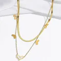 Detailansicht einer zweilagigen Goldkette mit Herzanhängern und Perlmutt-Inlay - Herz Doppellagige Halskette (T0219)