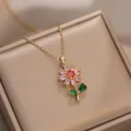Elegante gouden bloem ketting met gekleurde zirkoon op een luxe champagne zijden doos - Meerkleurige Zirconia Bloem Ketting