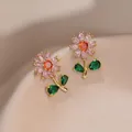 Elegante gouden bloem oorbellen met roze bloemblaadjes en oranje hart op zijde - Bloem Zirkonia Oorbellen