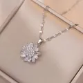 Vue macro d'un collier tournesol en argent avec pétales en zircone et écrin cadeau - Collier Tournesol Couleur Acier (X2197)