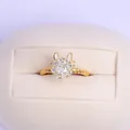Anillo ajustable de oro con flor de cristal y orejas de conejo en caja de terciopelo - Anillo Giratorio de Conejo (J0888) / Dorado