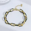 Détail du bracelet chaîne plaqué or 18 carats avec émail noir et fermoir mousqueton - Noir