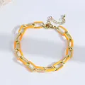 Détail du bracelet chaîne plaqué or 18K avec émail orange vif et fermoir mousqueton robuste - Orange