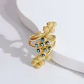 Detalle de anillo multicapa bañado en oro de 18K con cuentas de colores de ojo turco - Negro